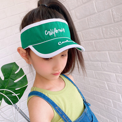 Suvine tekstiilist visiir tikitud kirjaga