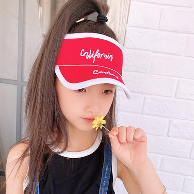 Suvine tekstiilist visiir tikitud kirjaga