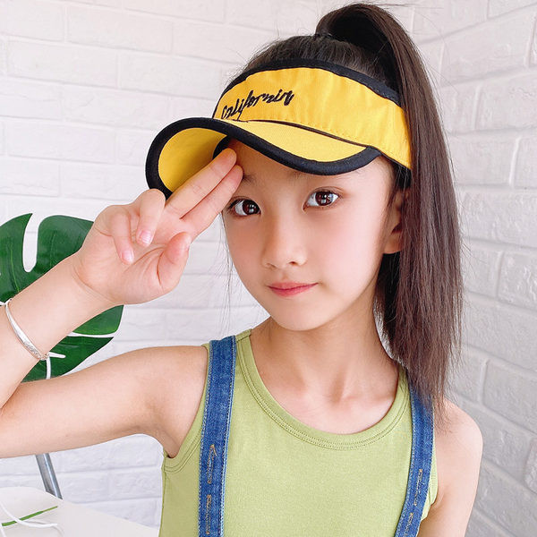 Suvine tekstiilist visiir tikitud kirjaga