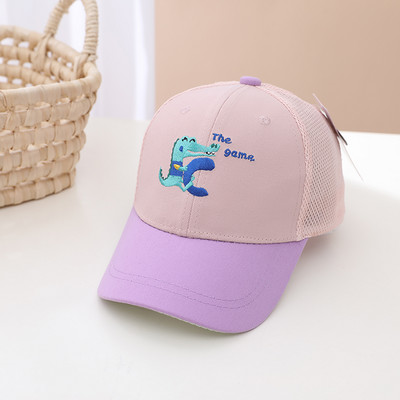 Tikitud aplikatsiooni ja pealdisega lastemüts