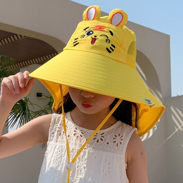 Laia äärega 3D elementidega lastemüts