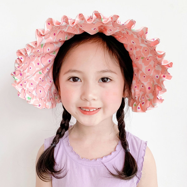 Suure äärega ja lillemotiividega suvine päikesekaitsemüts