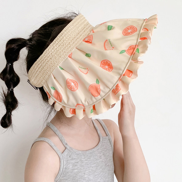 Suure äärega ja lillemotiividega suvine päikesekaitsemüts