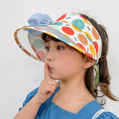 Värviline tekstiilist visiir ventilaatoriga