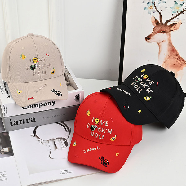 Svakodnevna dječja kapa s izvezenim natpisom