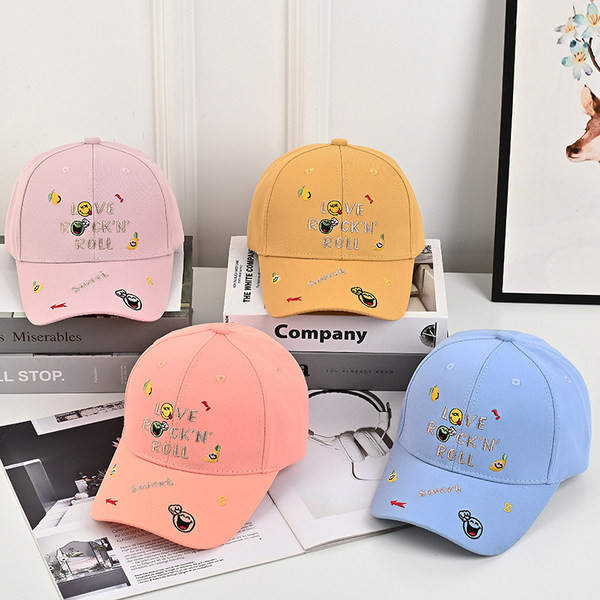 Svakodnevna dječja kapa s izvezenim natpisom