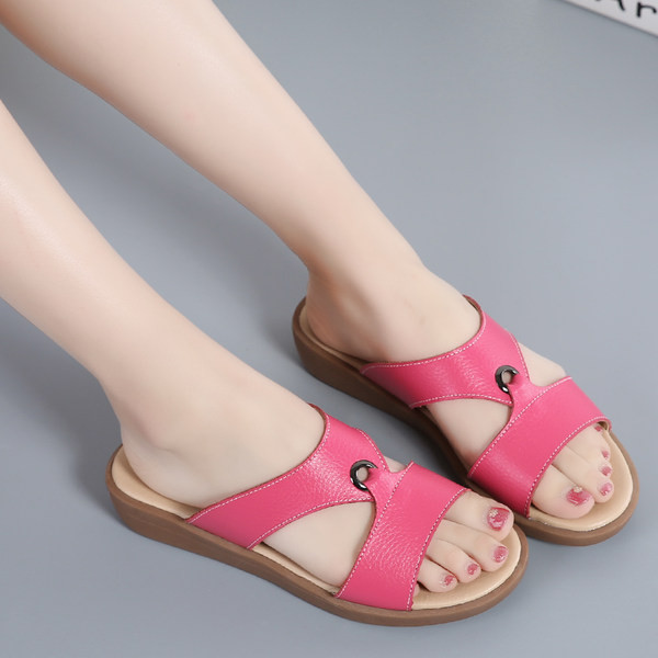 Γυναικείες δερμάτινες παντόφλες με επίπεδη σόλα κατάλληλες για καθημερινή χρήση