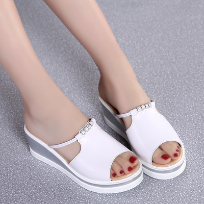 Μοντέρνες γυναικείες παντόφλες με διακοσμιτικές πέτρες και πλατφόρμα 6,5 cm