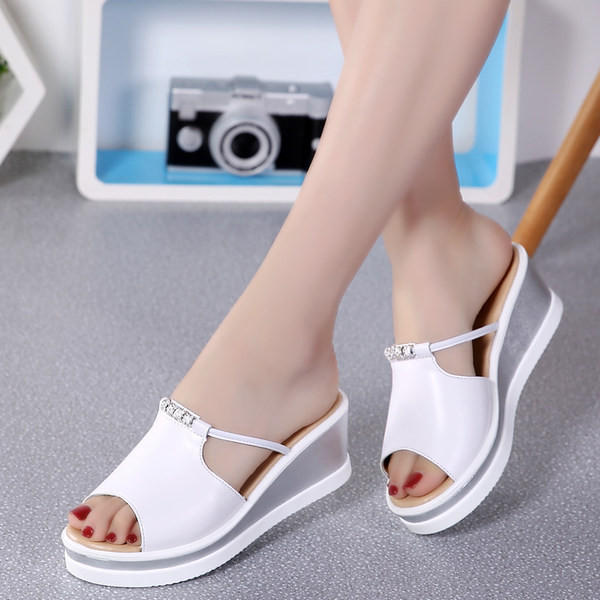 Μοντέρνες γυναικείες παντόφλες με διακοσμιτικές πέτρες και πλατφόρμα 6,5 cm