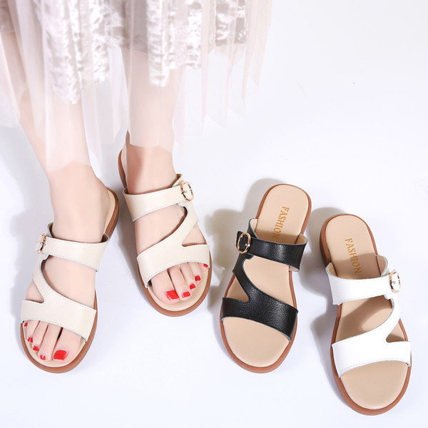 Ženske kožne papuče s ravnim potplatom i kopčom