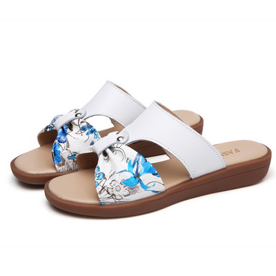 Įprastos odinės šlepetės su gėlių motyvais