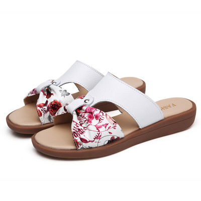 Įprastos odinės šlepetės su gėlių motyvais