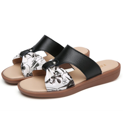 Įprastos odinės šlepetės su gėlių motyvais