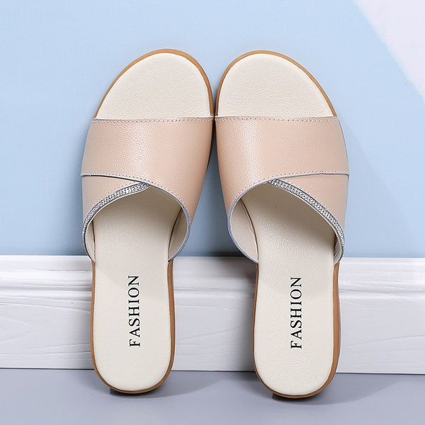 Γυναικείες casual παντόφλες από οικολογικό δέρμα με διακοσμητικές πέτρες