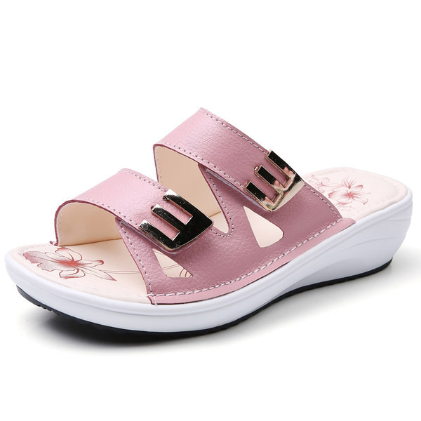 Καλοκαιρινές γυναικείες παντόφλες από οικολογικό δέρμα με μεταλλικό στοιχείο