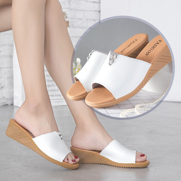 Ženske papuče s remenčićima od eko kože i ukrasnim kamenčićima