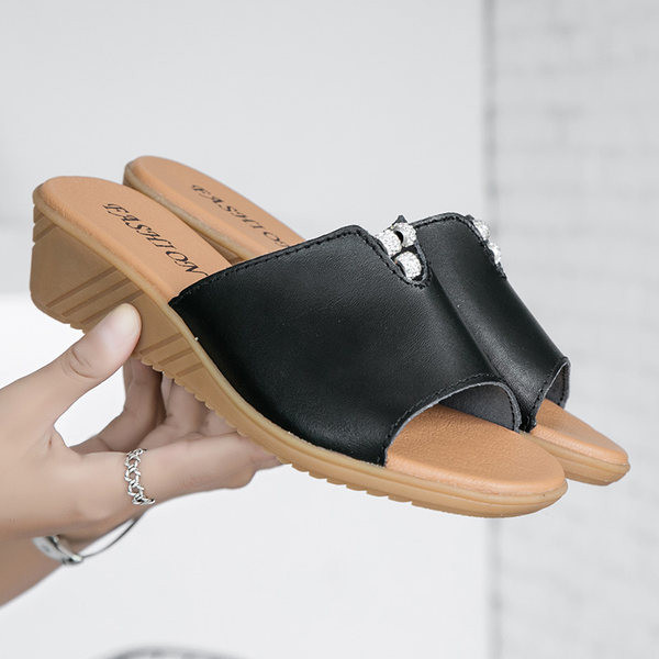 Ženske papuče s remenčićima od eko kože i ukrasnim kamenčićima