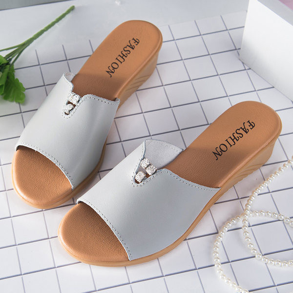 Ženske papuče s remenčićima od eko kože i ukrasnim kamenčićima