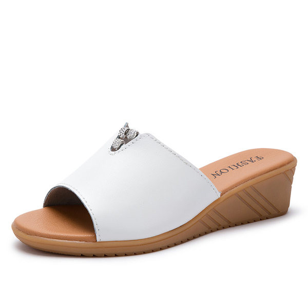 Ženske papuče s remenčićima od eko kože i ukrasnim kamenčićima