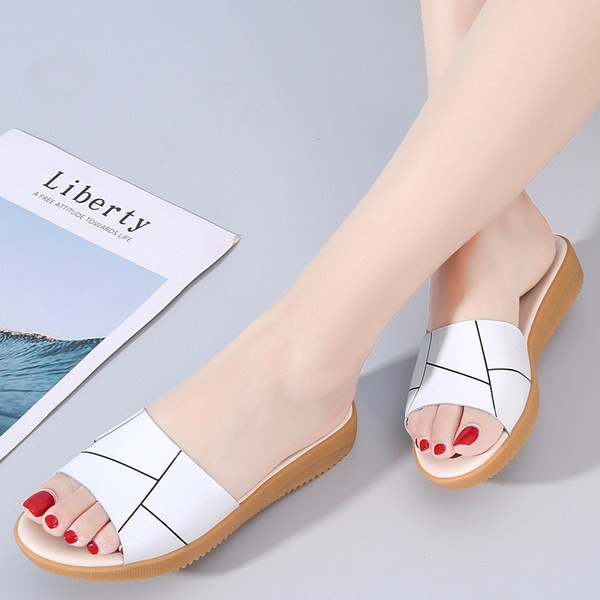 Ali model ležernih papuča s ravnim potplatom od umjetne kože