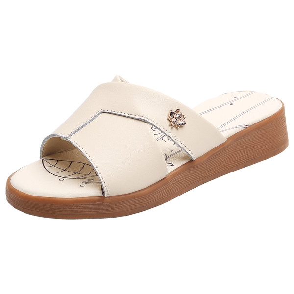 Ženske papuče s remenčićima od eko kože s metalnim ukrasom