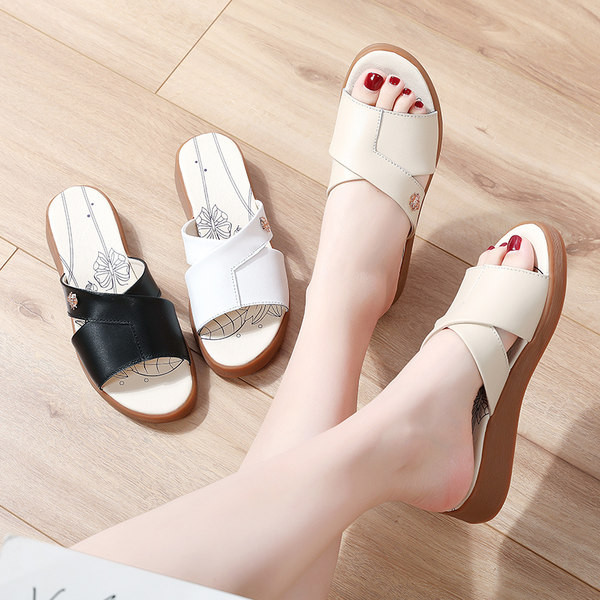 Ženske papuče s remenčićima od eko kože s metalnim ukrasom