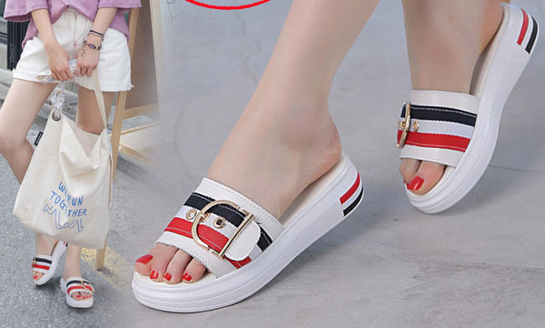 Metallist pandlaga kunstnahast naiste sussid