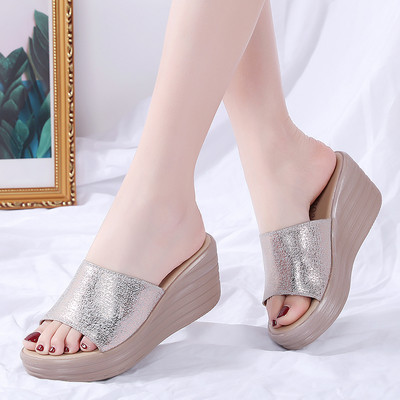 Γυναικείες παντόφλες με πέρλες και πλατφόρμα