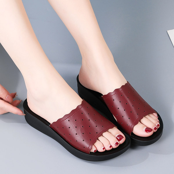 Γυναικείες παντόφλες πουά - από οικολογικό δέρμα