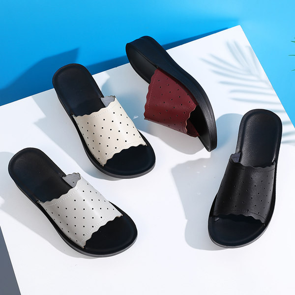 Γυναικείες παντόφλες πουά - από οικολογικό δέρμα