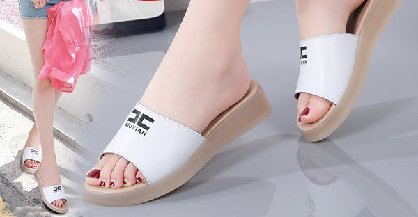 Öko-nahast naiste sussid platvormiga 3 cm ja pealdisega