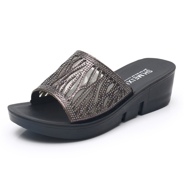 Dekoratiivkividega naiste sussid