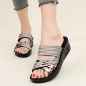 Casual παντόφλες με επίπεδες σόλες και πέτρες - για γυναίκες