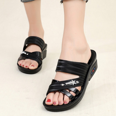 Casual παντόφλες με επίπεδες σόλες και πέτρες - για γυναίκες