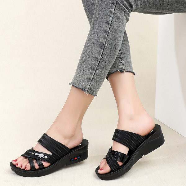 Casual παντόφλες με επίπεδες σόλες και πέτρες - για γυναίκες