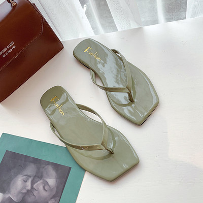 Naiste lakknahast kandilised sussid varvaste vahel