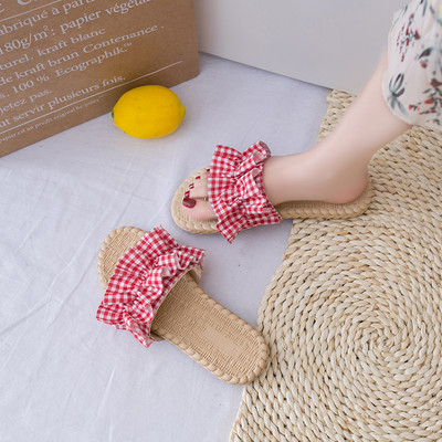 Ljetne ženske papuče s tekstilnim trakicama i kovrčama