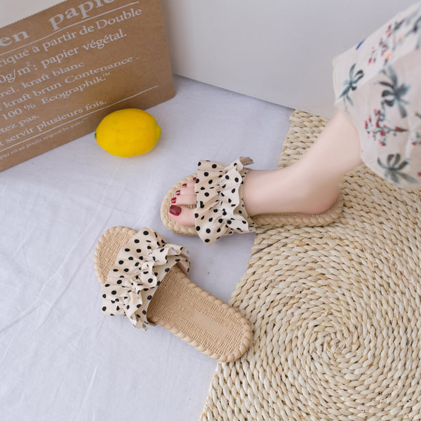 Ljetne ženske papuče s tekstilnim trakicama i kovrčama