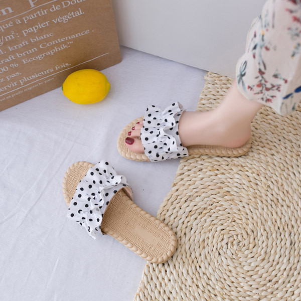 Ljetne ženske papuče s tekstilnim trakicama i kovrčama