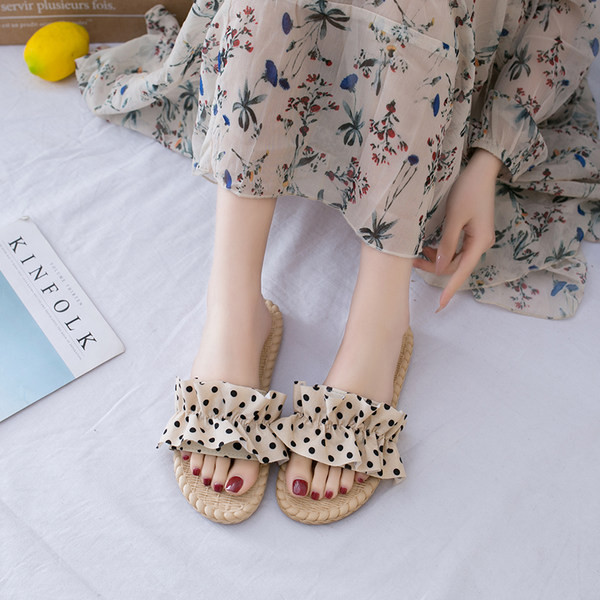 Ljetne ženske papuče s tekstilnim trakicama i kovrčama