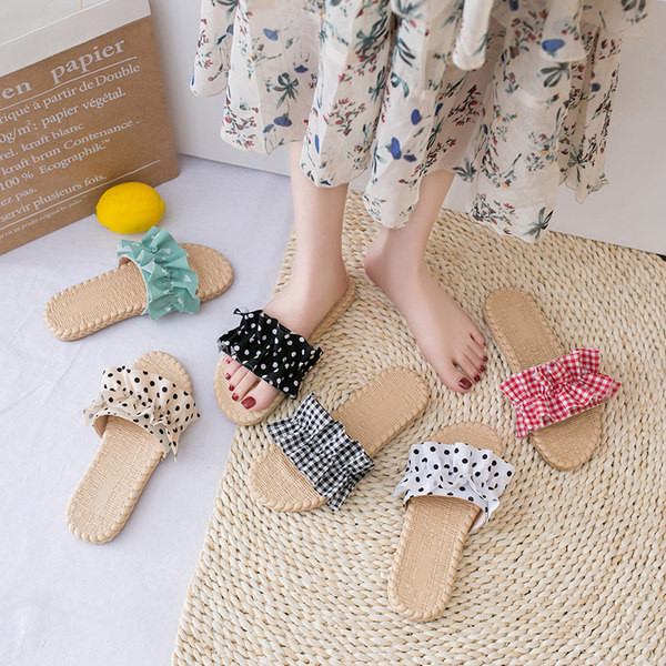 Ljetne ženske papuče s tekstilnim trakicama i kovrčama
