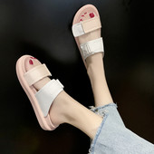 Γυναικείες παντόφλες με πλαστικό κούμπωμα και επίπεδη σόλα