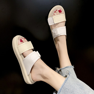 Γυναικείες παντόφλες με πλαστικό κούμπωμα και επίπεδη σόλα