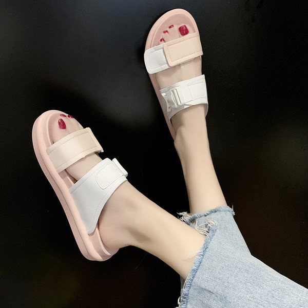 Γυναικείες παντόφλες με πλαστικό κούμπωμα και επίπεδη σόλα