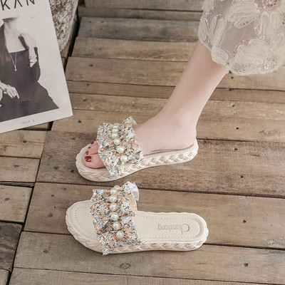 Moodsad pärlite ja lameda tallaga sussid naistele