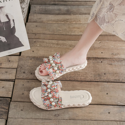 Moodsad pärlite ja lameda tallaga sussid naistele