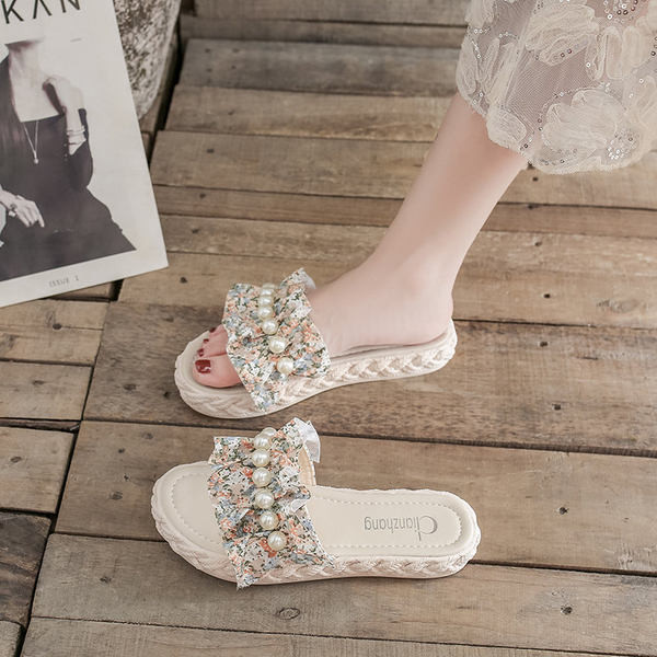 Moodsad pärlite ja lameda tallaga sussid naistele