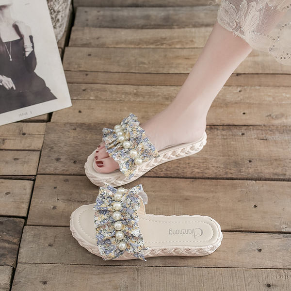 Moodsad pärlite ja lameda tallaga sussid naistele