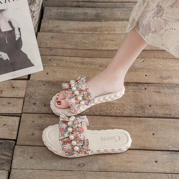 Moodsad pärlite ja lameda tallaga sussid naistele