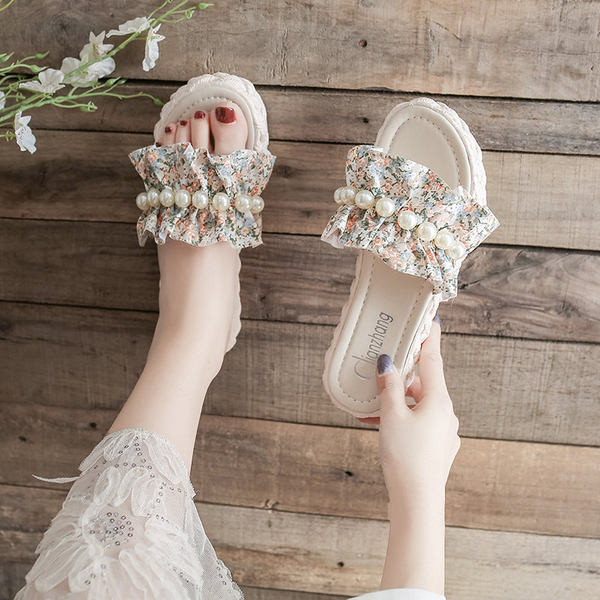 Moodsad pärlite ja lameda tallaga sussid naistele